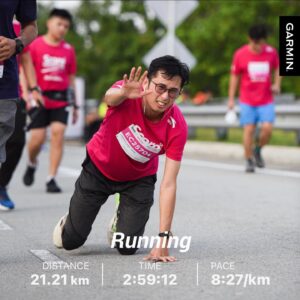 Mat Luthfi Instagram - Lepas habis half marathon (3 jam), aku lepak dengan Jepah yang baru habis full marathon (4 jam setengah). Aku bagitau dekat dia aku rasa full marathon tak logik. Half marathon masih logik - 15km lari, 6km jalan. Takkanlah lepas habis 21km tu nak pusing lagi sekali 21km? So tak logik.

"Marathon ni bukan pasal badan Mat, tapi mental. Semua dalam kepala kau je."

"Mental apanya? Badan la yang kena tahan, bukan mental."

"Aku Ironman 3 kali.”

So aku balik dan tidur.

Bila aku tidur aku mimpi aku masih berlari. 3 jam aku tidur. Bila bangun terus aku call organiser event pagi tadi minta medal full marathon sebab lari is all about mental 😴