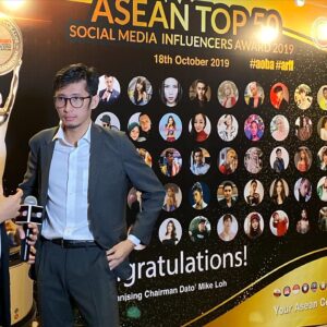 Mat Luthfi Instagram - We were bored during ASEAN Business Award ceremony so I suggested to my table-mates to go on the stage to protest like the recent UM student. One of them wasn't sporting enough to cut the joke short by asking “Dekat mana pulak kau nak cari manila kad?” to which I replied, “This is ASEAN award, there got to be some Filipinos around.”