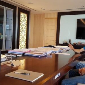 Mat Luthfi Instagram - Meeting sambil-sambil buat lawak dengan Pengerusi Felda, Tan Sri Shahrir Samad. Nasib baik dia gelak. Kalau tak dia paksa aku kait sawit 😄