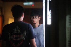 Mat Luthfi Instagram - "Mat, hantu tu keluar dari mane?" "Tepi vending machine." "Mane ade hantu keluar tepi vending machine." "Ada." "Mane?" "Dalam skrip ada." Tamat sudah 21 hari bergaduh dengan producer @fiq000s 👊🏼 #sekolahaha