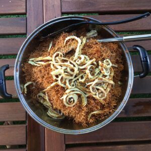 Mat Luthfi Instagram - Cara-cara masak bihun goreng:
1. Rendam bihun putih dalam air.
2. Tumis bawang.
3. Masukkan cili boh.
4. Masukkan lauk.
5. Masukkan bihun.
6. Gaul.
7. Sedih. Sebab rasa dia still macam step nombor 1.