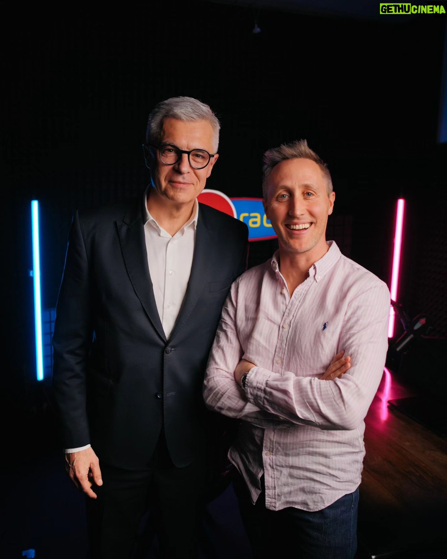 Matej Cifra - 9K Likes - Nasledujúce tri dni - tri rozhovory - s kandidátmi na prezidenta, ktorí vyšli z generálky volieb na www.funradio.sk 🗳️ 📻
📍 Pondelok : po 15:00 @ivankorcok
📍Utorok : po 15:00 @igor_matovic_olano
📍Streda : po 15:00 #štefanharabin
FYI, @peter_pellegrini druhý v našom prieskume odmietol účasť a preto sme zavolali štvrtého v poradí pána Matoviča. 🤪
#nikdynehovoržemášzlýdeň #snívajzabdela #vašelajkysúmojekrídla #presidential #debate #2024 @jasomfunradio
Na poslednej fotke som žmurkol dokelu...