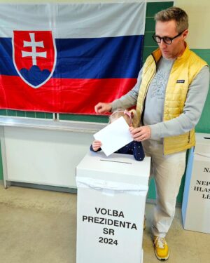 Matej Cifra Instagram - Choďte dnes voliť.
Ja som si podprahovo vybral. 🗳️🇸🇰🤓
#slovensko #prezidentskevolby #2024 #nikdynehovoržemášzlýdeň
#snívajzabdela #vašelajkysúmojekrídla