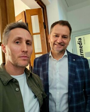 Matej Cifra Instagram - Nasledujúce tri dni - tri rozhovory - s kandidátmi na prezidenta, ktorí vyšli z generálky volieb na www.funradio.sk 🗳️ 📻
📍 Pondelok : po 15:00 @ivankorcok 
📍Utorok : po 15:00 @igor_matovic_olano 
📍Streda : po 15:00 #štefanharabin

FYI, @peter_pellegrini druhý v našom prieskume odmietol účasť a preto sme zavolali štvrtého v poradí pána Matoviča. 🤪

#nikdynehovoržemášzlýdeň #snívajzabdela #vašelajkysúmojekrídla #presidential #debate #2024 @jasomfunradio

Na poslednej fotke som žmurkol dokelu...