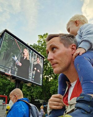 Matej Cifra Instagram - Dnes sme boli s deťmi navštíviť jeden príjemný happening na ktorom sa stretlo veľmi veľa ľudí, ktorí na Slovensku ešte stále veria tomu, že naša Zem je guľatá 🌍 ... My sme v tomto od čias Galileo Galilea takí konzervatívni! 🤣

Prosím nenechajme Slovensko prepadnúť "cez okraj" Európy na civilizačnú perifériu. 

Moja kandidátka do #eurovolby dnes dokonca rečnila na pódiu a my (Sára, Šimon, Babiška a Dedo) sme na ňu s báznou pozerali a 👏🏼👏🏼👏🏼.

@veronikaostrihonova má na kandidátke @progresivne_sk číslo 4. Opakujem číslo 4. Slovom štyri.

#nikdynehovoržemášzlýdeň #snívajzabdela #vašelajkysúmojekrídla