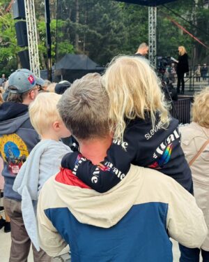 Matej Cifra Instagram - Dnes sme boli s deťmi navštíviť jeden príjemný happening na ktorom sa stretlo veľmi veľa ľudí, ktorí na Slovensku ešte stále veria tomu, že naša Zem je guľatá 🌍 ... My sme v tomto od čias Galileo Galilea takí konzervatívni! 🤣

Prosím nenechajme Slovensko prepadnúť "cez okraj" Európy na civilizačnú perifériu. 

Moja kandidátka do #eurovolby dnes dokonca rečnila na pódiu a my (Sára, Šimon, Babiška a Dedo) sme na ňu s báznou pozerali a 👏🏼👏🏼👏🏼.

@veronikaostrihonova má na kandidátke @progresivne_sk číslo 4. Opakujem číslo 4. Slovom štyri.

#nikdynehovoržemášzlýdeň #snívajzabdela #vašelajkysúmojekrídla