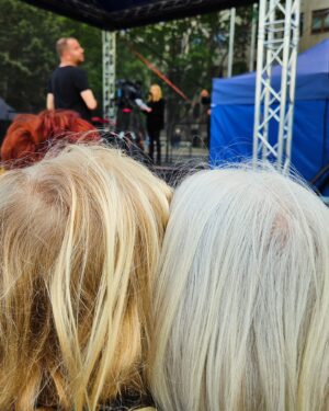 Matej Cifra Instagram - Dnes sme boli s deťmi navštíviť jeden príjemný happening na ktorom sa stretlo veľmi veľa ľudí, ktorí na Slovensku ešte stále veria tomu, že naša Zem je guľatá 🌍 ... My sme v tomto od čias Galileo Galilea takí konzervatívni! 🤣

Prosím nenechajme Slovensko prepadnúť "cez okraj" Európy na civilizačnú perifériu. 

Moja kandidátka do #eurovolby dnes dokonca rečnila na pódiu a my (Sára, Šimon, Babiška a Dedo) sme na ňu s báznou pozerali a 👏🏼👏🏼👏🏼.

@veronikaostrihonova má na kandidátke @progresivne_sk číslo 4. Opakujem číslo 4. Slovom štyri.

#nikdynehovoržemášzlýdeň #snívajzabdela #vašelajkysúmojekrídla