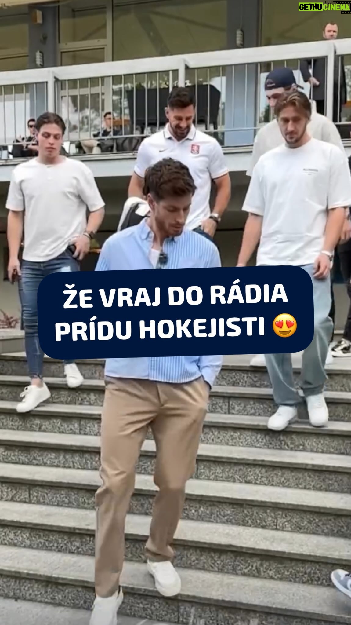 Matej Cifra - 9.1K Likes - Tešili sa na hokejistov, 🏒🇸🇰 ale HERO je len jeden! 😀❤️
P.S. Chalani, príďte.🙏 Ony fakt stále čakajú.
🎥Zdroj: @tvjoj
#jasomfunradio #funradio #hokej