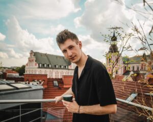 Mateusz Ciawłowski Instagram - ZAGADKA: W jakim mieście został nagrany mój najnowszy teledysk? 🏙️ Więcej podpowiedzi znajdziecie właśnie w nim - „Wszystko Minie” już na kanale! 👀 #wszystkominie