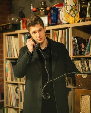 Mateusz Ciawłowski Instagram - telefonuję do Państwa z pytaniem, czy widzieli już i słyszeli mój najnowszy singiel? Halu? 📞 

(Link w BIO nie może się doczekać Waszego palca)

#wystawa