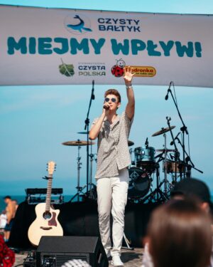 Mateusz Ciawłowski Instagram - W weekend zagrałem koncert na plaży w Świnoujściu, który był jednocześnie moim wsparciem akcji „Czysty Bałtyk” 🌊🏖️

Wysprzątaliśmy plaże i nadmorskie lasy, pokazując w ten sposób nasze zaangażowanie do sprzątania świata. Chcemy dzielić się z Wami dobrymi praktykami ekologii i razem zmieniać naszą planetę na lepsze 💙

Cieszę się, że mogłem wziąć udział w kolejnej edycji super akcji 🌍 @stowarzyszenie_czystapolska 

#miejmywpływ 
[reklama]