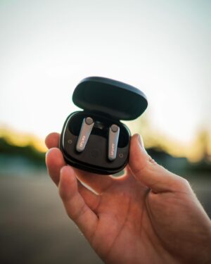 Mateusz Ciawłowski Instagram - Jaka jest Twoja ulubiona piosenka tego roku? 🎧 Muzyczne chwile spędzam ze słuchawkami Earfun Air Pro 3 🎶

#współpracareklamowa #Earfun