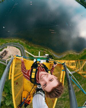 Mateusz Ciawłowski Instagram - Zawsze chciałem skoczyć NA BUNGEE! 🔥 Robiąc to na oczach fanów czułem dodatkowe emocje, dzięki 🤟🏼 Vlog ze skoku jak i spotkania w Poznaniu już na kanale vlogowym 💫 zapraszam, bo jest co oglądać! #bungee #ciawlovers