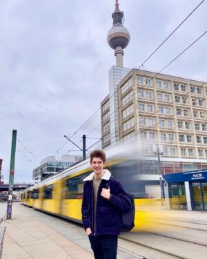 Mateusz Ciawłowski Instagram - 2022 zleciał szybciej niż przelatujący za mną tramwaj 💫

To był dla mnie bardzo pracowity i owocny rok - udało się zrealizować sporo założonych celów. Nigdy wcześniej aż tak bardzo nie oddałem się pracy w social media, jak w 2022. A to dopiero początek. Obiecuję, że 2023 będzie bardziej zjawiskowy i pracowity niż dotychczas. Postaram się dostarczyć dużo nowej MUZY. W tym roku wspólnie tańczyliśmy do dźwięków „Tego Vibe’u”, który swymi barwami ożywił lato. Spędziliśmy ponad 450 godzin na transmisjach na żywo i 205 razy próbowałem poprawić Wam humor formatem Short. Stworzyłem covery utworów, z których jestem bardzo dumny, bo praca przy nich była tak samo sumienna jak przy utworach autorskich. 

Przede wszystkim jednak spotykałem na swojej drodze wspaniałe osoby, które zawsze we mnie wierzą i dodają słowa otuchy. Z tych wszystkich liczb to moi fani wygrywają ilością oddanej serdeczności, miłych słów i gestów, wsparcia, wiary we mnie na każdym kroku! DZIĘKUJĘ I DO ZOBACZENIA w 2023 ❤️