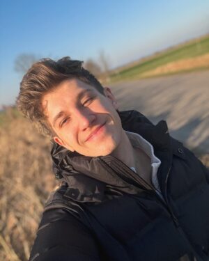 Mateusz Ciawłowski Instagram - Kochanym Kobietom chciałbym życzyć wszystkiego najlepszego!! Dziękuję Wam za Wasze piękno, którym obdarowujecie nas każdego dnia. Dużo miłości i zdrówka ❤️🌷🫶🏼 

Ja dzisiaj w rozjazdach, więc zdjęcie w polu 😅