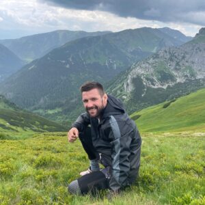 Mateusz Gamrot Instagram - Góry to wolność 🏔️🦅
Tydzień spędzony na obozie , dużo techniki i walk 🔥
Jutro już czas ruszać z kolejnym tygodniem ⚔️
Dziś w nocy była fenomenalna gala UFC , dużo widowiskowych skończeń i walk 😍 kto oglądał ? A kogo wynik zaskoczył ? 
Dla mnie ogromna motywacja, Niech przychodzi kontrakt i z wracam do octagonu 🔥🤼‍♂️