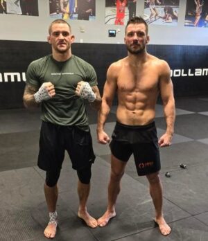 Mateusz Gamrot Instagram - Kolejne 5 x 5 mocnych rund za nami! 5 tyg do UFC 299 🔥 to są jedne z najcięższych przygotowań ale wszystko zaprocentuje w walce ! 🥷🇵🇱 
——-
Another 5 hard rounds in the books 🔥 5 weeks until UFC 299! We take over 🔥