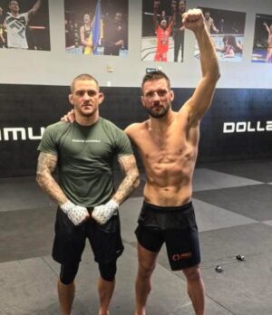 Mateusz Gamrot Instagram - Kolejne 5 x 5 mocnych rund za nami! 5 tyg do UFC 299 🔥 to są jedne z najcięższych przygotowań ale wszystko zaprocentuje w walce ! 🥷🇵🇱 
——-
Another 5 hard rounds in the books 🔥 5 weeks until UFC 299! We take over 🔥