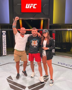 Mateusz Gamrot Instagram - dzień medialny przed nadchodzącą walką @mateusz_gamrot w Vegas!🔥 Już tylko trzy dni dzielą nas od tej wielkiej nocy i kolejnego awansu Mateusza w rankingu wagi lekkiej @ufc 🚀 

Koncentracja, dyspozycja, dobra energia i humor dopisują! Trzymajcie kciuki i wysyłajcie dobrą energię i legendarną polską siłę do Vegas🇵🇱 

Czekacie na walkę?
…
#ufcfightnight #ufcvegas #mateuszgamrot #borysmankowski #polishmma #mmafighter #mmafighters