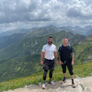 Mateusz Gamrot Instagram - Góry to wolność 🏔️🦅
Tydzień spędzony na obozie , dużo techniki i walk 🔥
Jutro już czas ruszać z kolejnym tygodniem ⚔️
Dziś w nocy była fenomenalna gala UFC , dużo widowiskowych skończeń i walk 😍 kto oglądał ? A kogo wynik zaskoczył ? 
Dla mnie ogromna motywacja, Niech przychodzi kontrakt i z wracam do octagonu 🔥🤼‍♂️