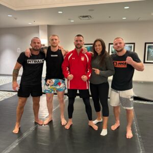 Mateusz Gamrot Instagram - Robota została wykonana 🔥 teraz już tylko cięcie wagi do końca i show w sobotę 🔥 do zobaczenia przed telewizorami i na hali 💪 #ufc299 
Dziękuję wszystkim sparing partnerom za pomoc w przygotowaniach 🔝🇵🇱
——-
The work is done 🔥 now it’s time to cutting weight and the show on Saturday 🔥 see you in front of the TV and in the arena 💪 #ufc299 
Thank you to all my sparring partners for preparation 🔝🇺🇸