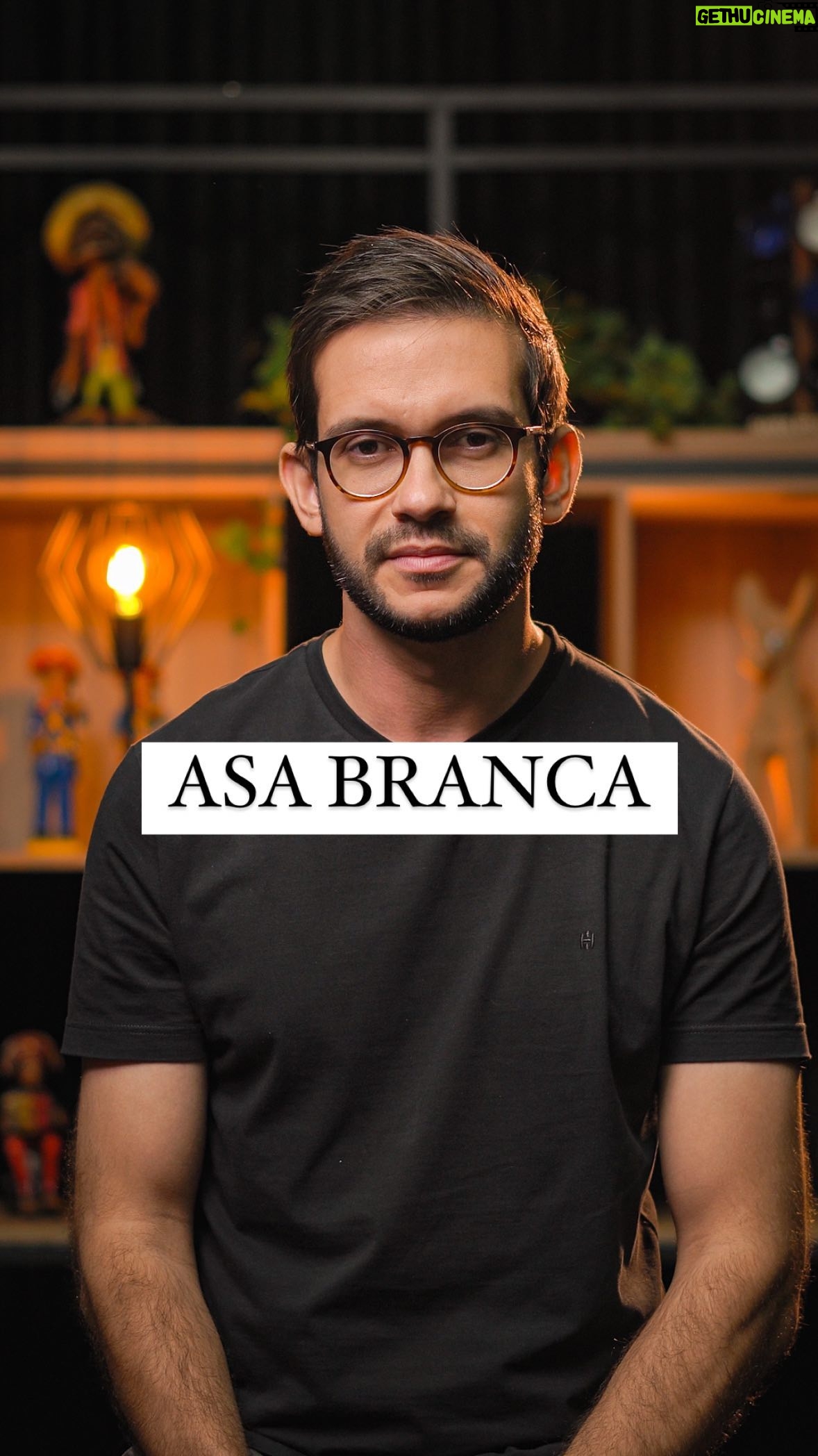 Matheus Boa Sorte - 5.1K Likes - São João chegando e eu aproveito para deixar a minha declamação de música símbolo do povo do Nordeste! A poesia de Asa Branca, do mestre Luiz Gonzaga.
-
Música: Asa Branca
Compositores: Luiz Gonzaga e Humberto Teixeira
Piano: @robgow86
-
#AsaBranca #LuizGonzaga #Gonzagão #Forro #Forró #Xote #Baiao #Baião #Xaxado #Gonzagao #Gonzaga