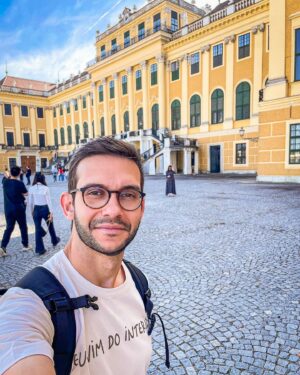 Matheus Boa Sorte Instagram - 30 dias após o meu retorno pra casa, e de um breve sumiço das redes sociais, volto pra deixar o meu olhar final sobre a minha volta ao mundo.
-
10 países, 5 continentes, 34 dias de viagem e uma quantidade de aprendizados que foram capazes de me transformar enquanto ser humano. Eu fui um Matheus, e voltei outro Matheus. Ver as tantas realidades do mundo, em um tão curto espaço de tempo, foi realmente transformador.
-
Áustria, Eslováquia, Hungria, Egito, Quênia, Índia, Tailândia, Malásia, Nova Zelândia e Chile…. Quantas lembranças!!!
-
Já estou trabalhando em meu novo livro, que conta os bastidores da viagem e explica detalhadamente a forma como planejei tudo, afinal, “esse é um sonho possível”.
-
Em breve trago detalhe sobre o lançamento. 🍀❤️
-
#VoltaAoMundo #MatheusBoaSorte #Austria #Eslovaquia #Hungria #Egito #Kenya #India #Tailandia #Malasia #NovaZelandia #Chile