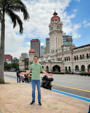 Matheus Boa Sorte Instagram - 30 dias após o meu retorno pra casa, e de um breve sumiço das redes sociais, volto pra deixar o meu olhar final sobre a minha volta ao mundo.
-
10 países, 5 continentes, 34 dias de viagem e uma quantidade de aprendizados que foram capazes de me transformar enquanto ser humano. Eu fui um Matheus, e voltei outro Matheus. Ver as tantas realidades do mundo, em um tão curto espaço de tempo, foi realmente transformador.
-
Áustria, Eslováquia, Hungria, Egito, Quênia, Índia, Tailândia, Malásia, Nova Zelândia e Chile…. Quantas lembranças!!!
-
Já estou trabalhando em meu novo livro, que conta os bastidores da viagem e explica detalhadamente a forma como planejei tudo, afinal, “esse é um sonho possível”.
-
Em breve trago detalhe sobre o lançamento. 🍀❤️
-
#VoltaAoMundo #MatheusBoaSorte #Austria #Eslovaquia #Hungria #Egito #Kenya #India #Tailandia #Malasia #NovaZelandia #Chile