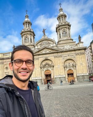 Matheus Boa Sorte Instagram - 30 dias após o meu retorno pra casa, e de um breve sumiço das redes sociais, volto pra deixar o meu olhar final sobre a minha volta ao mundo.
-
10 países, 5 continentes, 34 dias de viagem e uma quantidade de aprendizados que foram capazes de me transformar enquanto ser humano. Eu fui um Matheus, e voltei outro Matheus. Ver as tantas realidades do mundo, em um tão curto espaço de tempo, foi realmente transformador.
-
Áustria, Eslováquia, Hungria, Egito, Quênia, Índia, Tailândia, Malásia, Nova Zelândia e Chile…. Quantas lembranças!!!
-
Já estou trabalhando em meu novo livro, que conta os bastidores da viagem e explica detalhadamente a forma como planejei tudo, afinal, “esse é um sonho possível”.
-
Em breve trago detalhe sobre o lançamento. 🍀❤️
-
#VoltaAoMundo #MatheusBoaSorte #Austria #Eslovaquia #Hungria #Egito #Kenya #India #Tailandia #Malasia #NovaZelandia #Chile