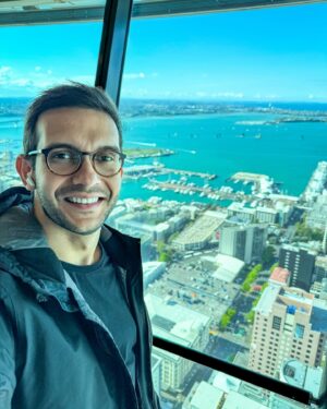 Matheus Boa Sorte Instagram - 30 dias após o meu retorno pra casa, e de um breve sumiço das redes sociais, volto pra deixar o meu olhar final sobre a minha volta ao mundo.
-
10 países, 5 continentes, 34 dias de viagem e uma quantidade de aprendizados que foram capazes de me transformar enquanto ser humano. Eu fui um Matheus, e voltei outro Matheus. Ver as tantas realidades do mundo, em um tão curto espaço de tempo, foi realmente transformador.
-
Áustria, Eslováquia, Hungria, Egito, Quênia, Índia, Tailândia, Malásia, Nova Zelândia e Chile…. Quantas lembranças!!!
-
Já estou trabalhando em meu novo livro, que conta os bastidores da viagem e explica detalhadamente a forma como planejei tudo, afinal, “esse é um sonho possível”.
-
Em breve trago detalhe sobre o lançamento. 🍀❤️
-
#VoltaAoMundo #MatheusBoaSorte #Austria #Eslovaquia #Hungria #Egito #Kenya #India #Tailandia #Malasia #NovaZelandia #Chile