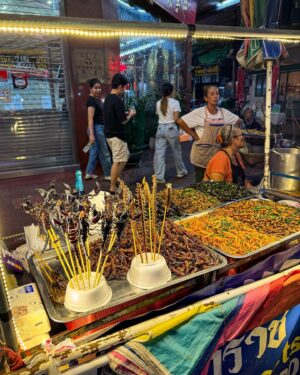 Matheus Boa Sorte Instagram - VOLTA AO MUNDO | PAÍS 07 de 10 | TAILÂNDIA 🇹🇭
-
Sim, a Tailândia é mesmo tudo isso que falam. E olha que eu nem fui aos destinos paradisíacos do interior. Se só a capital, Bangkok, já me ganhou dessa forma, imagina os outros lugares… E por falar em capital, sem nenhuma margem de dúvida, é a melhor que já conheci nessas minhas andanças por 35 países.
-
Me senti seguro em todas as minhas caminhadas, o povo é de uma simpatia e educação enormes, os preços são excelentes, a cultura é diversa, tem atrativo para todos os tipos e gostos, a gastronomia é maravilhosa…
-
Nesses dias por aqui eu me diverti muito. Fiz o que mais gosto nas viagens: ver uma localização conhecida, ir até ela, visitar, e depois sair andando o bairro todo, sem rumo definido. Gosto muito deixar “a cidade me conduzir”. Sentir o cotidiano dos locais que visito me fascina demais.
-
No mais, só agradecer. Estou vivendo um sonho! Minha primeira volta ao mundo está sendo especial demais. E digo “a primeira”, porque eu sei que outras virão… Amém!
-
#Tailandia #Thailand #Tailândia #Bangkok #VoltaAoMundo #Ásia