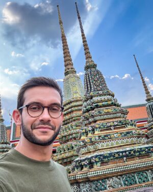 Matheus Boa Sorte Instagram - VOLTA AO MUNDO | PAÍS 07 de 10 | TAILÂNDIA 🇹🇭
-
Sim, a Tailândia é mesmo tudo isso que falam. E olha que eu nem fui aos destinos paradisíacos do interior. Se só a capital, Bangkok, já me ganhou dessa forma, imagina os outros lugares… E por falar em capital, sem nenhuma margem de dúvida, é a melhor que já conheci nessas minhas andanças por 35 países.
-
Me senti seguro em todas as minhas caminhadas, o povo é de uma simpatia e educação enormes, os preços são excelentes, a cultura é diversa, tem atrativo para todos os tipos e gostos, a gastronomia é maravilhosa…
-
Nesses dias por aqui eu me diverti muito. Fiz o que mais gosto nas viagens: ver uma localização conhecida, ir até ela, visitar, e depois sair andando o bairro todo, sem rumo definido. Gosto muito deixar “a cidade me conduzir”. Sentir o cotidiano dos locais que visito me fascina demais.
-
No mais, só agradecer. Estou vivendo um sonho! Minha primeira volta ao mundo está sendo especial demais. E digo “a primeira”, porque eu sei que outras virão… Amém!
-
#Tailandia #Thailand #Tailândia #Bangkok #VoltaAoMundo #Ásia