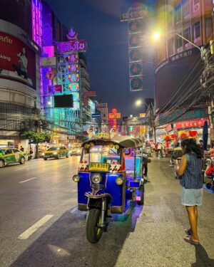 Matheus Boa Sorte Instagram - VOLTA AO MUNDO | PAÍS 07 de 10 | TAILÂNDIA 🇹🇭
-
Sim, a Tailândia é mesmo tudo isso que falam. E olha que eu nem fui aos destinos paradisíacos do interior. Se só a capital, Bangkok, já me ganhou dessa forma, imagina os outros lugares… E por falar em capital, sem nenhuma margem de dúvida, é a melhor que já conheci nessas minhas andanças por 35 países.
-
Me senti seguro em todas as minhas caminhadas, o povo é de uma simpatia e educação enormes, os preços são excelentes, a cultura é diversa, tem atrativo para todos os tipos e gostos, a gastronomia é maravilhosa…
-
Nesses dias por aqui eu me diverti muito. Fiz o que mais gosto nas viagens: ver uma localização conhecida, ir até ela, visitar, e depois sair andando o bairro todo, sem rumo definido. Gosto muito deixar “a cidade me conduzir”. Sentir o cotidiano dos locais que visito me fascina demais.
-
No mais, só agradecer. Estou vivendo um sonho! Minha primeira volta ao mundo está sendo especial demais. E digo “a primeira”, porque eu sei que outras virão… Amém!
-
#Tailandia #Thailand #Tailândia #Bangkok #VoltaAoMundo #Ásia