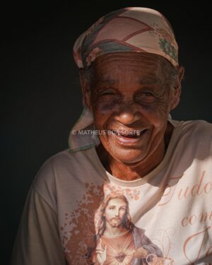 Matheus Boa Sorte Instagram - Dona Joana, no auge dos seus 88 anos, segue distribuindo simpatia. Com um sorriso tão único, me recebeu em sua casa de uma forma muito especial. Conversamos bastante e com ela eu aprendi lições que jamais vou esquecer. Doutora da arte da vida, ela já inspirou muita gente em sua jornada.
-
Ao seu lado, e numa comunidade onde reina o amor e o tradicionalismo, gravei uma reportagem muito especial, que com certeza marcou a minha carreira.
-
#Mirangaba #Bahia #Quilombo #Quilombola #MirangabaBahia #Interior #Sertão #Sertao #BoaSorteViajante #ViajandoPelaBahia