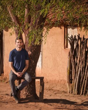 Matheus Boa Sorte Instagram - Dona Joana, no auge dos seus 88 anos, segue distribuindo simpatia. Com um sorriso tão único, me recebeu em sua casa de uma forma muito especial. Conversamos bastante e com ela eu aprendi lições que jamais vou esquecer. Doutora da arte da vida, ela já inspirou muita gente em sua jornada.
-
Ao seu lado, e numa comunidade onde reina o amor e o tradicionalismo, gravei uma reportagem muito especial, que com certeza marcou a minha carreira.
-
#Mirangaba #Bahia #Quilombo #Quilombola #MirangabaBahia #Interior #Sertão #Sertao #BoaSorteViajante #ViajandoPelaBahia