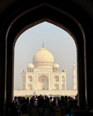 Matheus Boa Sorte Instagram - VOLTA AO MUNDO | PAÍS 06 de 10 | ÍNDIA 🇮🇳
-
Cá estou eu, tricotando histórias por entre um trânsito frenético, buzinas, tuk tuks para todos os lados e muita, muita gente. O cotidiano na Índia flerta com um caos que é autêntico e completamente singular. Para descrever o que se vê aqui, apenas estando aqui.
-
Hoje saí de Deli, a capital do país, logo cedo rumo a Agra, mundialmente conhecida por abrigar o TAJ MAHAL. E sim, ao entrar no monumento a canção do ícone Jorge Ben Jor não me saia da cabeça um instante sequer.
-
O Taj Mahal foi construído entre os anos de 1632 e 1653, a mando do imperador Shah Jahan. Quando Aryumand Banu Begam, a sua esposa favorita, morreu dando à luz ao 14º filho, o imperador caiu numa grande tristeza.
-
Para concluí-lo, foram necessários 22 anos, 20 mil homens e mil elefantes, responsáveis por carregar o mármore usado na obra.
-
Vamos em frente… Cheguei ao terceiro continente dessa viagem e ainda teremos muitas surpresas pelo caminho.
-
#India #Índia #TajMahal #Asia #Asian #Ásia #Agra #VoltaAoMundo #MatheusBoaSorte
