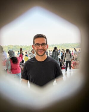 Matheus Boa Sorte Instagram - VOLTA AO MUNDO | PAÍS 06 de 10 | ÍNDIA 🇮🇳
-
Cá estou eu, tricotando histórias por entre um trânsito frenético, buzinas, tuk tuks para todos os lados e muita, muita gente. O cotidiano na Índia flerta com um caos que é autêntico e completamente singular. Para descrever o que se vê aqui, apenas estando aqui.
-
Hoje saí de Deli, a capital do país, logo cedo rumo a Agra, mundialmente conhecida por abrigar o TAJ MAHAL. E sim, ao entrar no monumento a canção do ícone Jorge Ben Jor não me saia da cabeça um instante sequer.
-
O Taj Mahal foi construído entre os anos de 1632 e 1653, a mando do imperador Shah Jahan. Quando Aryumand Banu Begam, a sua esposa favorita, morreu dando à luz ao 14º filho, o imperador caiu numa grande tristeza.
-
Para concluí-lo, foram necessários 22 anos, 20 mil homens e mil elefantes, responsáveis por carregar o mármore usado na obra.
-
Vamos em frente… Cheguei ao terceiro continente dessa viagem e ainda teremos muitas surpresas pelo caminho.
-
#India #Índia #TajMahal #Asia #Asian #Ásia #Agra #VoltaAoMundo #MatheusBoaSorte