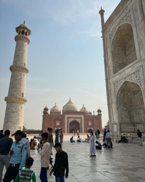 Matheus Boa Sorte Instagram - VOLTA AO MUNDO | PAÍS 06 de 10 | ÍNDIA 🇮🇳
-
Cá estou eu, tricotando histórias por entre um trânsito frenético, buzinas, tuk tuks para todos os lados e muita, muita gente. O cotidiano na Índia flerta com um caos que é autêntico e completamente singular. Para descrever o que se vê aqui, apenas estando aqui.
-
Hoje saí de Deli, a capital do país, logo cedo rumo a Agra, mundialmente conhecida por abrigar o TAJ MAHAL. E sim, ao entrar no monumento a canção do ícone Jorge Ben Jor não me saia da cabeça um instante sequer.
-
O Taj Mahal foi construído entre os anos de 1632 e 1653, a mando do imperador Shah Jahan. Quando Aryumand Banu Begam, a sua esposa favorita, morreu dando à luz ao 14º filho, o imperador caiu numa grande tristeza.
-
Para concluí-lo, foram necessários 22 anos, 20 mil homens e mil elefantes, responsáveis por carregar o mármore usado na obra.
-
Vamos em frente… Cheguei ao terceiro continente dessa viagem e ainda teremos muitas surpresas pelo caminho.
-
#India #Índia #TajMahal #Asia #Asian #Ásia #Agra #VoltaAoMundo #MatheusBoaSorte