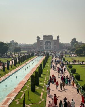 Matheus Boa Sorte Instagram - VOLTA AO MUNDO | PAÍS 06 de 10 | ÍNDIA 🇮🇳
-
Cá estou eu, tricotando histórias por entre um trânsito frenético, buzinas, tuk tuks para todos os lados e muita, muita gente. O cotidiano na Índia flerta com um caos que é autêntico e completamente singular. Para descrever o que se vê aqui, apenas estando aqui.
-
Hoje saí de Deli, a capital do país, logo cedo rumo a Agra, mundialmente conhecida por abrigar o TAJ MAHAL. E sim, ao entrar no monumento a canção do ícone Jorge Ben Jor não me saia da cabeça um instante sequer.
-
O Taj Mahal foi construído entre os anos de 1632 e 1653, a mando do imperador Shah Jahan. Quando Aryumand Banu Begam, a sua esposa favorita, morreu dando à luz ao 14º filho, o imperador caiu numa grande tristeza.
-
Para concluí-lo, foram necessários 22 anos, 20 mil homens e mil elefantes, responsáveis por carregar o mármore usado na obra.
-
Vamos em frente… Cheguei ao terceiro continente dessa viagem e ainda teremos muitas surpresas pelo caminho.
-
#India #Índia #TajMahal #Asia #Asian #Ásia #Agra #VoltaAoMundo #MatheusBoaSorte