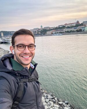 Matheus Boa Sorte Instagram - 30 dias após o meu retorno pra casa, e de um breve sumiço das redes sociais, volto pra deixar o meu olhar final sobre a minha volta ao mundo.
-
10 países, 5 continentes, 34 dias de viagem e uma quantidade de aprendizados que foram capazes de me transformar enquanto ser humano. Eu fui um Matheus, e voltei outro Matheus. Ver as tantas realidades do mundo, em um tão curto espaço de tempo, foi realmente transformador.
-
Áustria, Eslováquia, Hungria, Egito, Quênia, Índia, Tailândia, Malásia, Nova Zelândia e Chile…. Quantas lembranças!!!
-
Já estou trabalhando em meu novo livro, que conta os bastidores da viagem e explica detalhadamente a forma como planejei tudo, afinal, “esse é um sonho possível”.
-
Em breve trago detalhe sobre o lançamento. 🍀❤️
-
#VoltaAoMundo #MatheusBoaSorte #Austria #Eslovaquia #Hungria #Egito #Kenya #India #Tailandia #Malasia #NovaZelandia #Chile