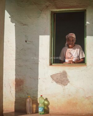 Matheus Boa Sorte Instagram - Dona Joana, no auge dos seus 88 anos, segue distribuindo simpatia. Com um sorriso tão único, me recebeu em sua casa de uma forma muito especial. Conversamos bastante e com ela eu aprendi lições que jamais vou esquecer. Doutora da arte da vida, ela já inspirou muita gente em sua jornada.
-
Ao seu lado, e numa comunidade onde reina o amor e o tradicionalismo, gravei uma reportagem muito especial, que com certeza marcou a minha carreira.
-
#Mirangaba #Bahia #Quilombo #Quilombola #MirangabaBahia #Interior #Sertão #Sertao #BoaSorteViajante #ViajandoPelaBahia
