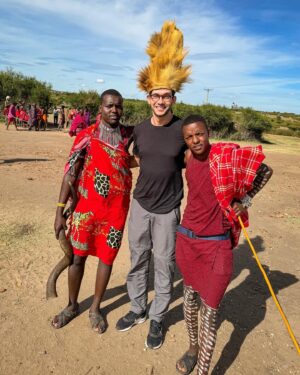 Matheus Boa Sorte Instagram - OBRIGADO QUÊNIA | Vou embora do quinto país dessa minha volta ao mundo levando lições muito valiosas para a minha vida. Acho que o maior patrimônio dessas viagens é exatamente esse: ver, viver e APRENDER.
-
Dos 30 países que conheço, sem nenhuma dúvida o povo queniano se destaca pela hospitalidade. Nos dias em que estive aqui foram incontáveis os sorrisos autênticos e verdadeiros que me foram dados.
-
Num mundo tão grande, quanto mais caminho por ele, mais percebo que somos grãos de areia em meio a tanta diversidade.
-
Muita gratidão a Deus por tudo o que tem acontecido nessa minha jornada. Gratidão!
-
#Kenya #Quenia #Quênia #África #Africa #Masai #MasaiMara #VoltaAoMundo