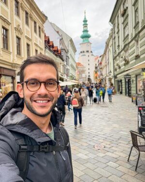 Matheus Boa Sorte Instagram - 30 dias após o meu retorno pra casa, e de um breve sumiço das redes sociais, volto pra deixar o meu olhar final sobre a minha volta ao mundo.
-
10 países, 5 continentes, 34 dias de viagem e uma quantidade de aprendizados que foram capazes de me transformar enquanto ser humano. Eu fui um Matheus, e voltei outro Matheus. Ver as tantas realidades do mundo, em um tão curto espaço de tempo, foi realmente transformador.
-
Áustria, Eslováquia, Hungria, Egito, Quênia, Índia, Tailândia, Malásia, Nova Zelândia e Chile…. Quantas lembranças!!!
-
Já estou trabalhando em meu novo livro, que conta os bastidores da viagem e explica detalhadamente a forma como planejei tudo, afinal, “esse é um sonho possível”.
-
Em breve trago detalhe sobre o lançamento. 🍀❤️
-
#VoltaAoMundo #MatheusBoaSorte #Austria #Eslovaquia #Hungria #Egito #Kenya #India #Tailandia #Malasia #NovaZelandia #Chile