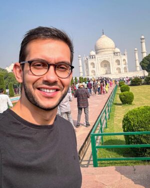 Matheus Boa Sorte Instagram - 30 dias após o meu retorno pra casa, e de um breve sumiço das redes sociais, volto pra deixar o meu olhar final sobre a minha volta ao mundo.
-
10 países, 5 continentes, 34 dias de viagem e uma quantidade de aprendizados que foram capazes de me transformar enquanto ser humano. Eu fui um Matheus, e voltei outro Matheus. Ver as tantas realidades do mundo, em um tão curto espaço de tempo, foi realmente transformador.
-
Áustria, Eslováquia, Hungria, Egito, Quênia, Índia, Tailândia, Malásia, Nova Zelândia e Chile…. Quantas lembranças!!!
-
Já estou trabalhando em meu novo livro, que conta os bastidores da viagem e explica detalhadamente a forma como planejei tudo, afinal, “esse é um sonho possível”.
-
Em breve trago detalhe sobre o lançamento. 🍀❤️
-
#VoltaAoMundo #MatheusBoaSorte #Austria #Eslovaquia #Hungria #Egito #Kenya #India #Tailandia #Malasia #NovaZelandia #Chile