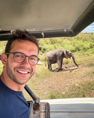 Matheus Boa Sorte Instagram - 30 dias após o meu retorno pra casa, e de um breve sumiço das redes sociais, volto pra deixar o meu olhar final sobre a minha volta ao mundo.
-
10 países, 5 continentes, 34 dias de viagem e uma quantidade de aprendizados que foram capazes de me transformar enquanto ser humano. Eu fui um Matheus, e voltei outro Matheus. Ver as tantas realidades do mundo, em um tão curto espaço de tempo, foi realmente transformador.
-
Áustria, Eslováquia, Hungria, Egito, Quênia, Índia, Tailândia, Malásia, Nova Zelândia e Chile…. Quantas lembranças!!!
-
Já estou trabalhando em meu novo livro, que conta os bastidores da viagem e explica detalhadamente a forma como planejei tudo, afinal, “esse é um sonho possível”.
-
Em breve trago detalhe sobre o lançamento. 🍀❤️
-
#VoltaAoMundo #MatheusBoaSorte #Austria #Eslovaquia #Hungria #Egito #Kenya #India #Tailandia #Malasia #NovaZelandia #Chile