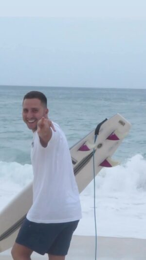 Matheus Crivella Instagram - Soltando a musculatura 🏄‍♂️