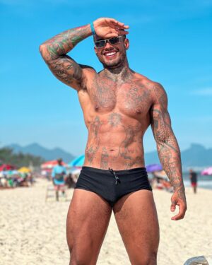Matheus Sampaio Instagram - “ seu corpo suado e você por cima de mim “ lovezin a música não sai da cabeça kkkkkkkk 🤡