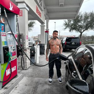 Matheus Sampaio Instagram - Botando gasolina ⛽️ para levar a Ariel pra Disney. Ela pediu pra eu tirar a camisa, acho que essa princesa está com segundas intenções 🤨😂