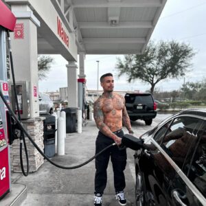 Matheus Sampaio Instagram - Botando gasolina ⛽️ para levar a Ariel pra Disney. Ela pediu pra eu tirar a camisa, acho que essa princesa está com segundas intenções 🤨😂