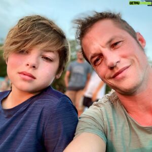 Mathias Coppens Instagram - Samen met @dr.poldoodle en Lowiske op t strand ❤️